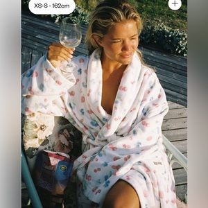 Djerf Avenue summer berries robe